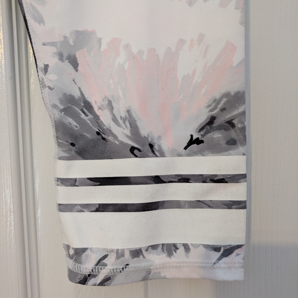 Fabletics cropped pattern workout leggings - Picture 3 of 7